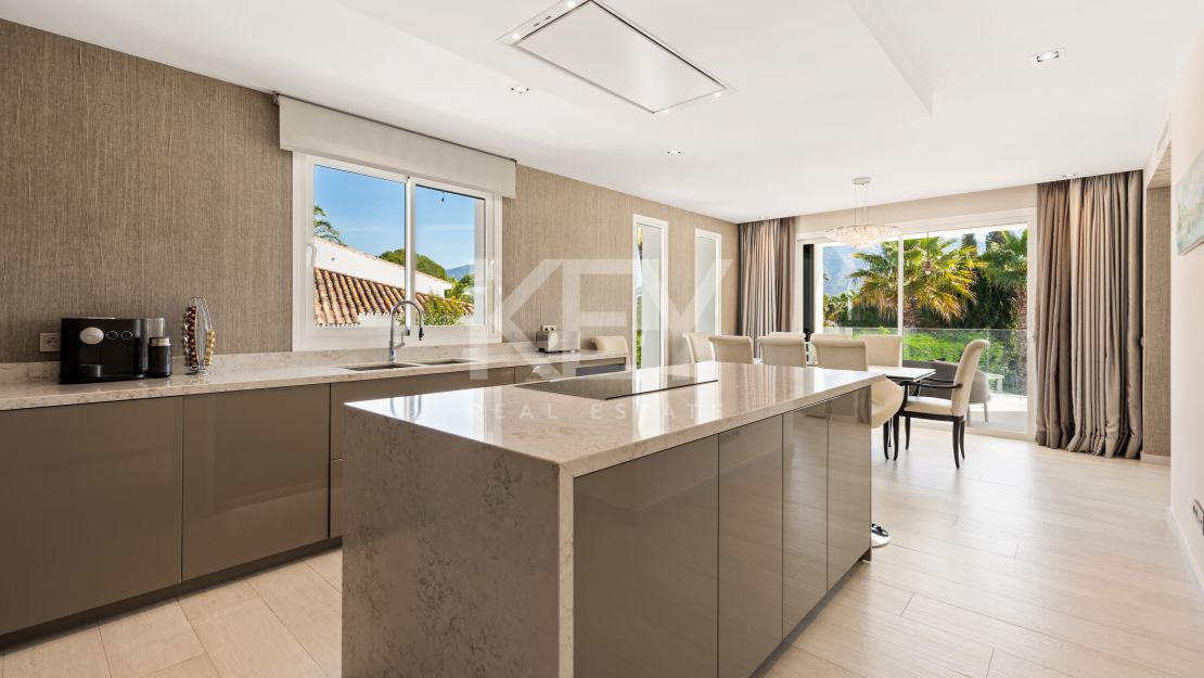 Villa contemporánea con vistas a la montaña en Las Brisas, Nueva Andalucía