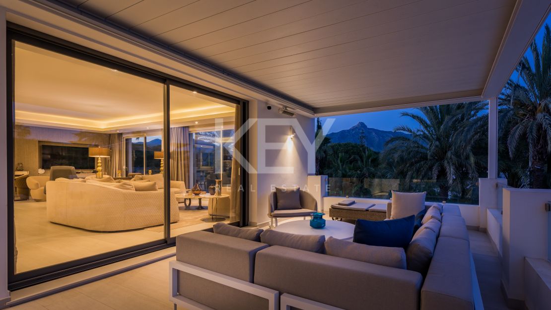 Villa contemporánea con vistas a la montaña en Las Brisas, Nueva Andalucía