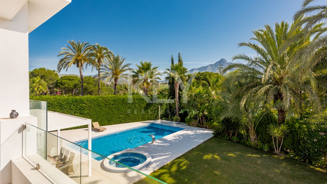 Villa contemporánea con vistas a la montaña en Las Brisas, Nueva Andalucía