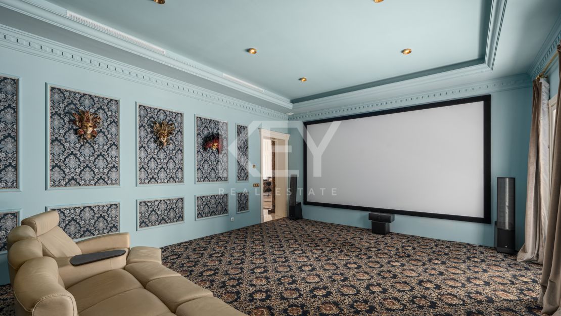 Великолепная неоклассическая вилла с видом на море и роскошными садами в Сьерра-Бланка, Золотая Миля Марбельи