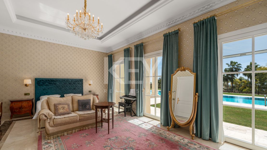 Великолепная неоклассическая вилла с видом на море и роскошными садами в Сьерра-Бланка, Золотая Миля Марбельи