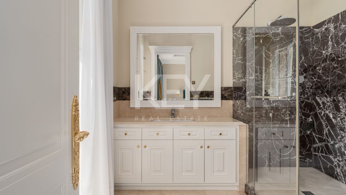 Великолепная неоклассическая вилла с видом на море и роскошными садами в Сьерра-Бланка, Золотая Миля Марбельи