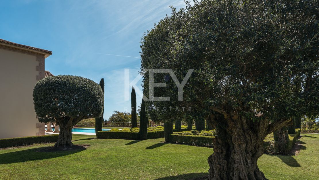 Великолепная неоклассическая вилла с видом на море и роскошными садами в Сьерра-Бланка, Золотая Миля Марбельи