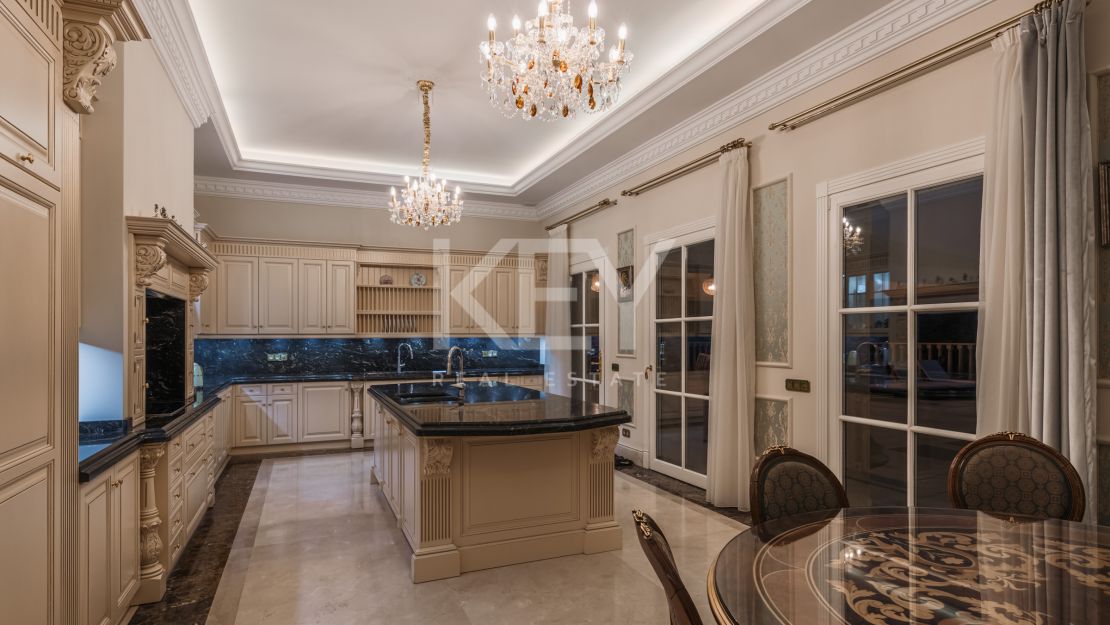 Великолепная неоклассическая вилла с видом на море и роскошными садами в Сьерра-Бланка, Золотая Миля Марбельи