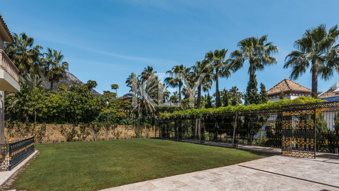 Великолепная неоклассическая вилла с видом на море и роскошными садами в Сьерра-Бланка, Золотая Миля Марбельи