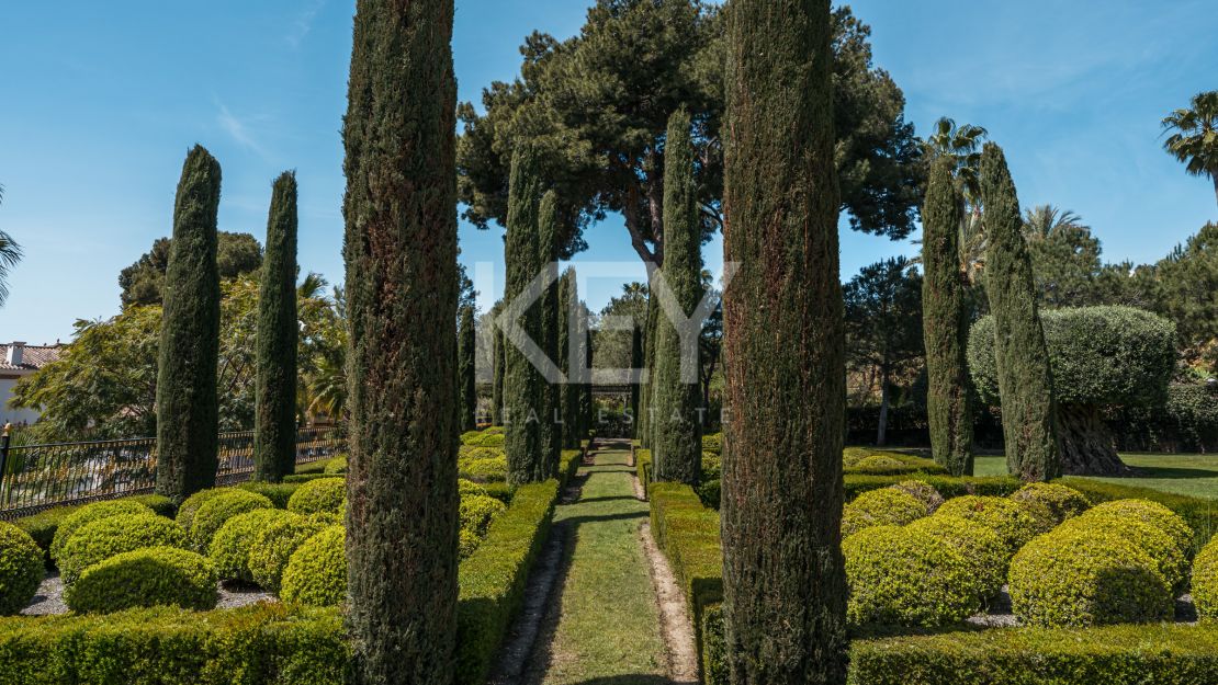 Великолепная неоклассическая вилла с видом на море и роскошными садами в Сьерра-Бланка, Золотая Миля Марбельи