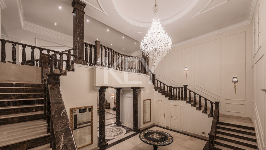 Великолепная неоклассическая вилла с видом на море и роскошными садами в Сьерра-Бланка, Золотая Миля Марбельи