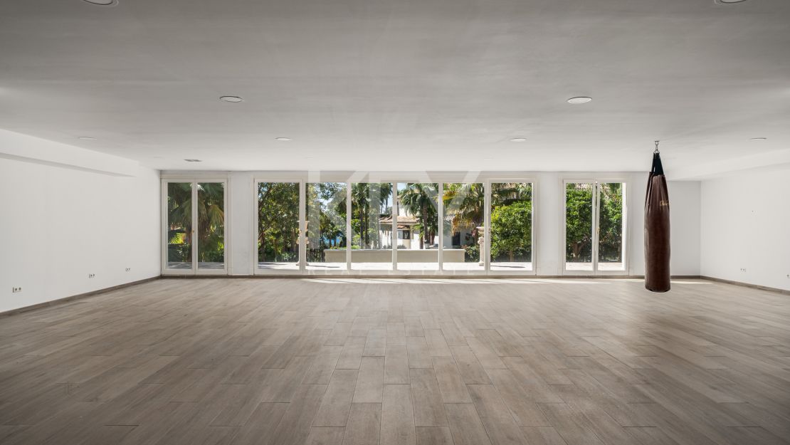 Великолепная неоклассическая вилла с видом на море и роскошными садами в Сьерра-Бланка, Золотая Миля Марбельи