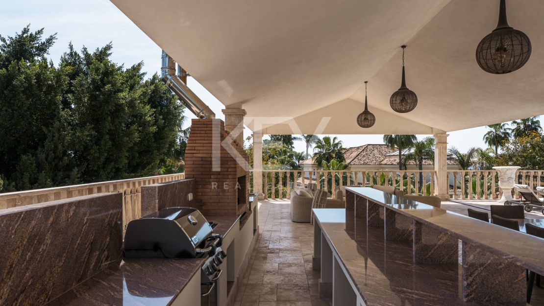 Великолепная неоклассическая вилла с видом на море и роскошными садами в Сьерра-Бланка, Золотая Миля Марбельи