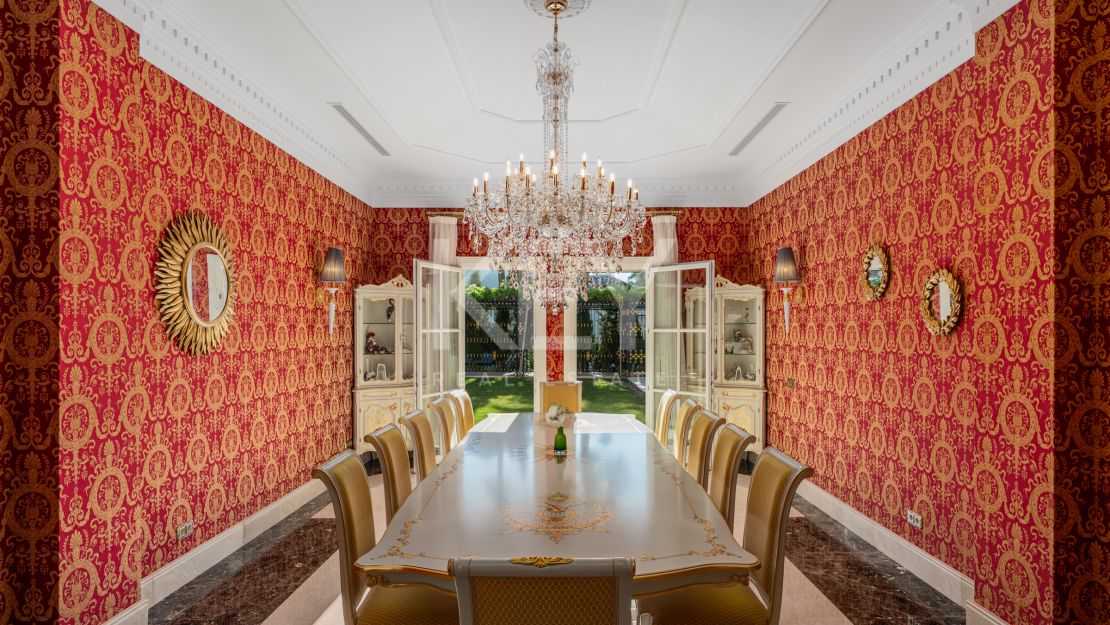 Великолепная неоклассическая вилла с видом на море и роскошными садами в Сьерра-Бланка, Золотая Миля Марбельи