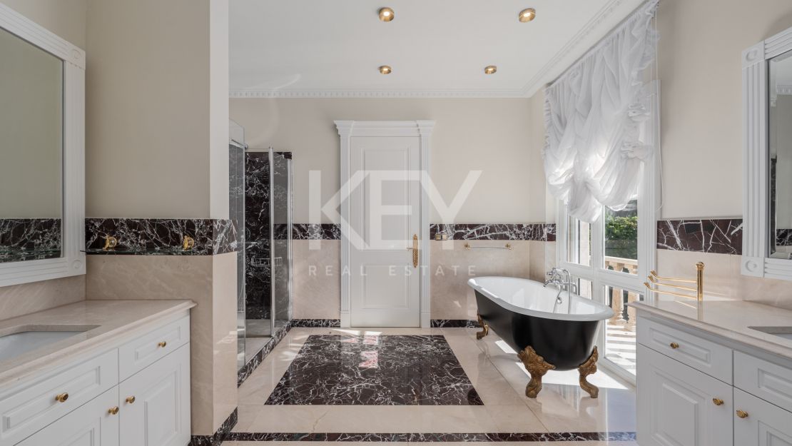 Великолепная неоклассическая вилла с видом на море и роскошными садами в Сьерра-Бланка, Золотая Миля Марбельи