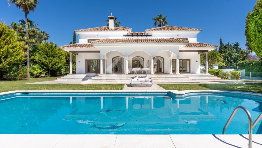 Oportunidad única: Villa con interiores de diseño y a poca distancia a pie de la playa en Guadalmina Baja