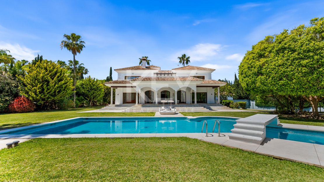 Super opportunity Villa with designer Interiors and walking distance to the beach in Guadalmina Baja