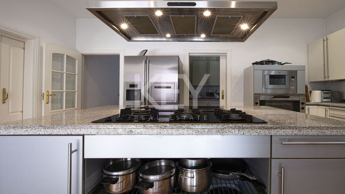 Элегантная андалузская вилла, окружённая пышными садами в Гуадальмина Баха, Сан-Педро-де-Алькантара