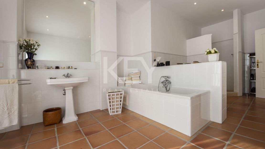 Элегантная андалузская вилла, окружённая пышными садами в Гуадальмина Баха, Сан-Педро-де-Алькантара