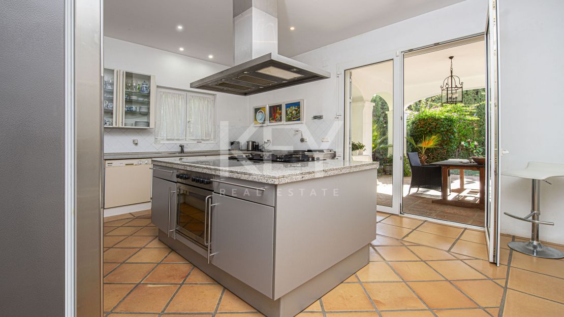 Элегантная андалузская вилла, окружённая пышными садами в Гуадальмина Баха, Сан-Педро-де-Алькантара