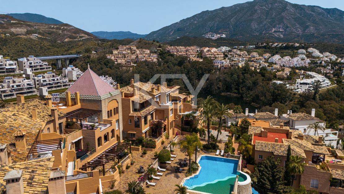 Элегантные апартаменты с четырьмя спальнями и панорамным видом на море в Ла Серкилья, Нуэва Андалусия