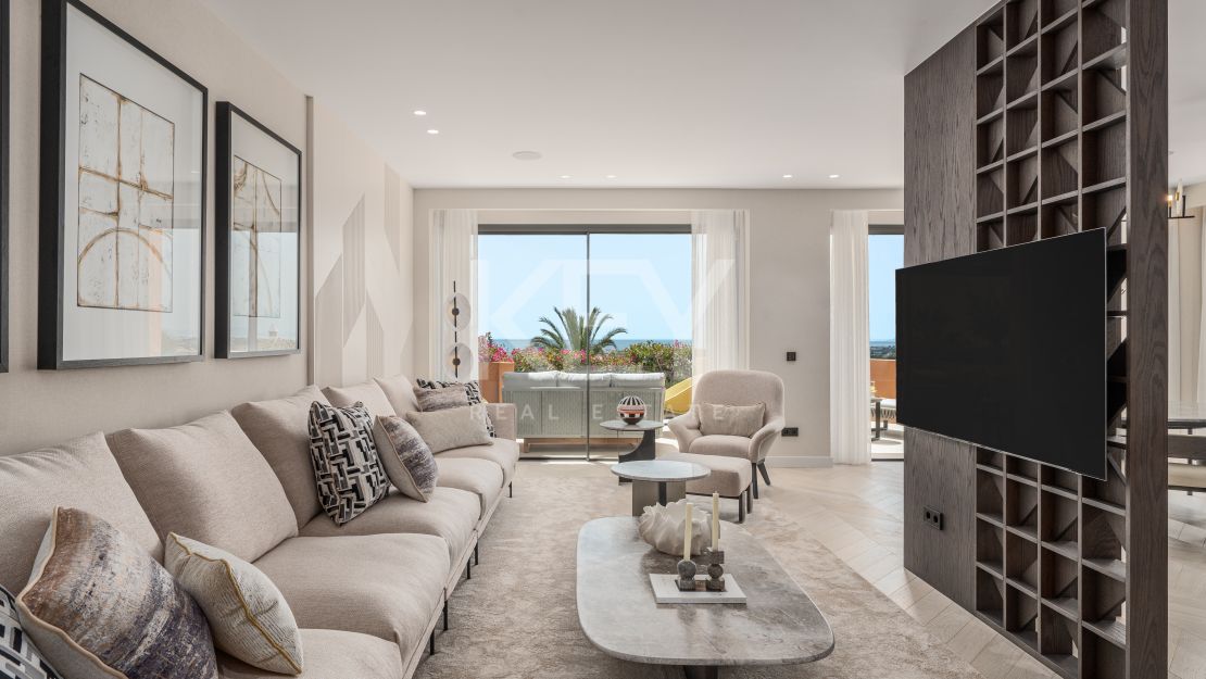 Refined 4-bedroom apartment with panoramic sea views in La Cerquilla, Nueva Andalucía