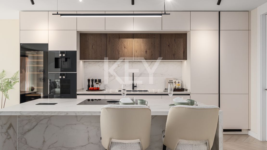 Элегантные апартаменты с четырьмя спальнями и панорамным видом на море в Ла Серкилья, Нуэва Андалусия