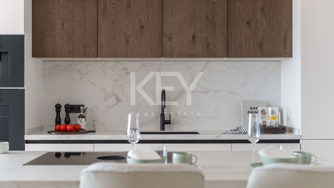 Элегантные апартаменты с четырьмя спальнями и панорамным видом на море в Ла Серкилья, Нуэва Андалусия