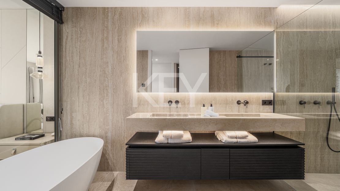 Элегантные апартаменты с четырьмя спальнями и панорамным видом на море в Ла Серкилья, Нуэва Андалусия