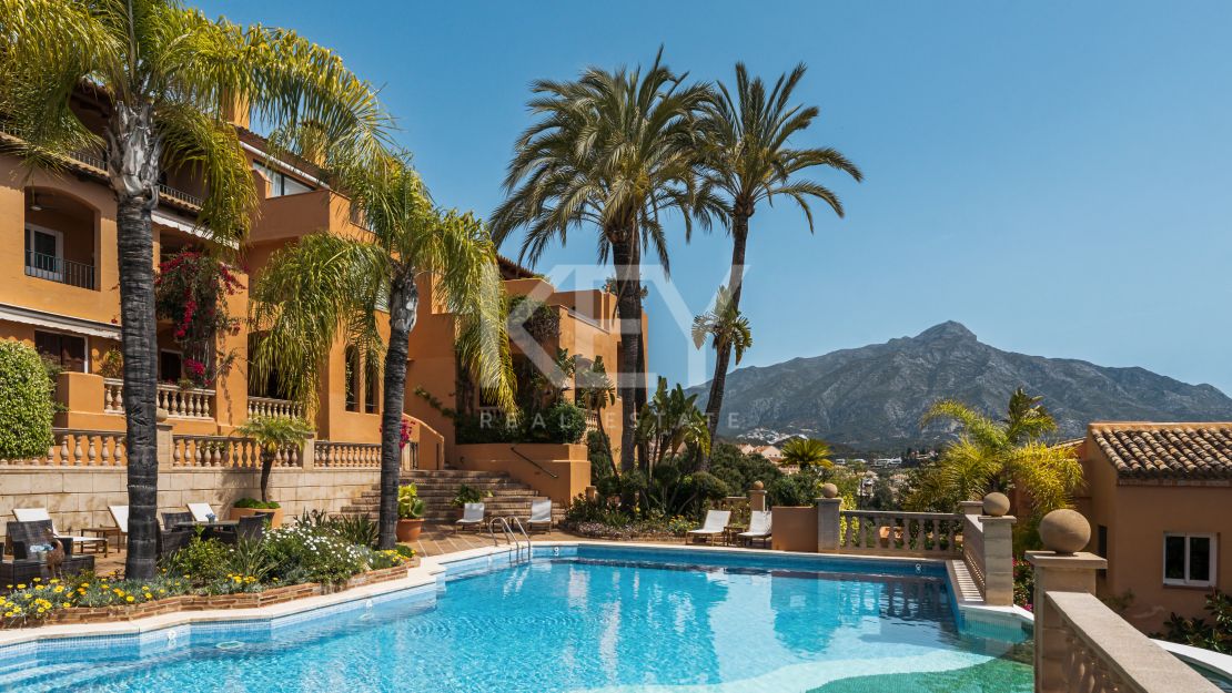 Элегантные апартаменты с четырьмя спальнями и панорамным видом на море в Ла Серкилья, Нуэва Андалусия