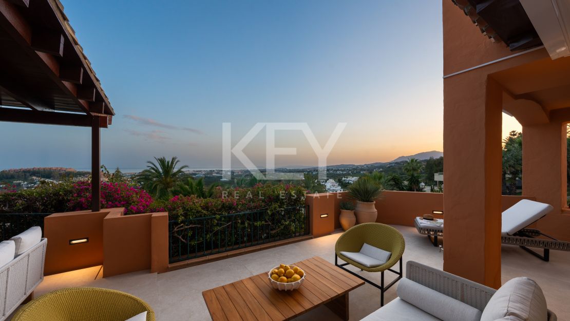 Элегантные апартаменты с четырьмя спальнями и панорамным видом на море в Ла Серкилья, Нуэва Андалусия