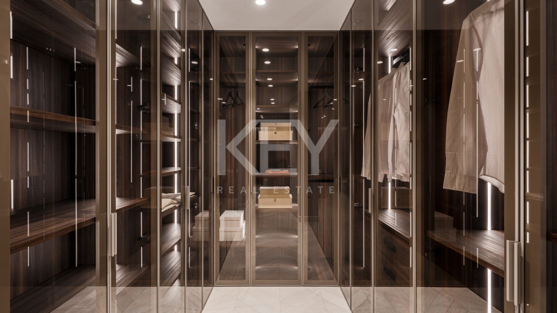 Элегантные апартаменты с четырьмя спальнями и панорамным видом на море в Ла Серкилья, Нуэва Андалусия