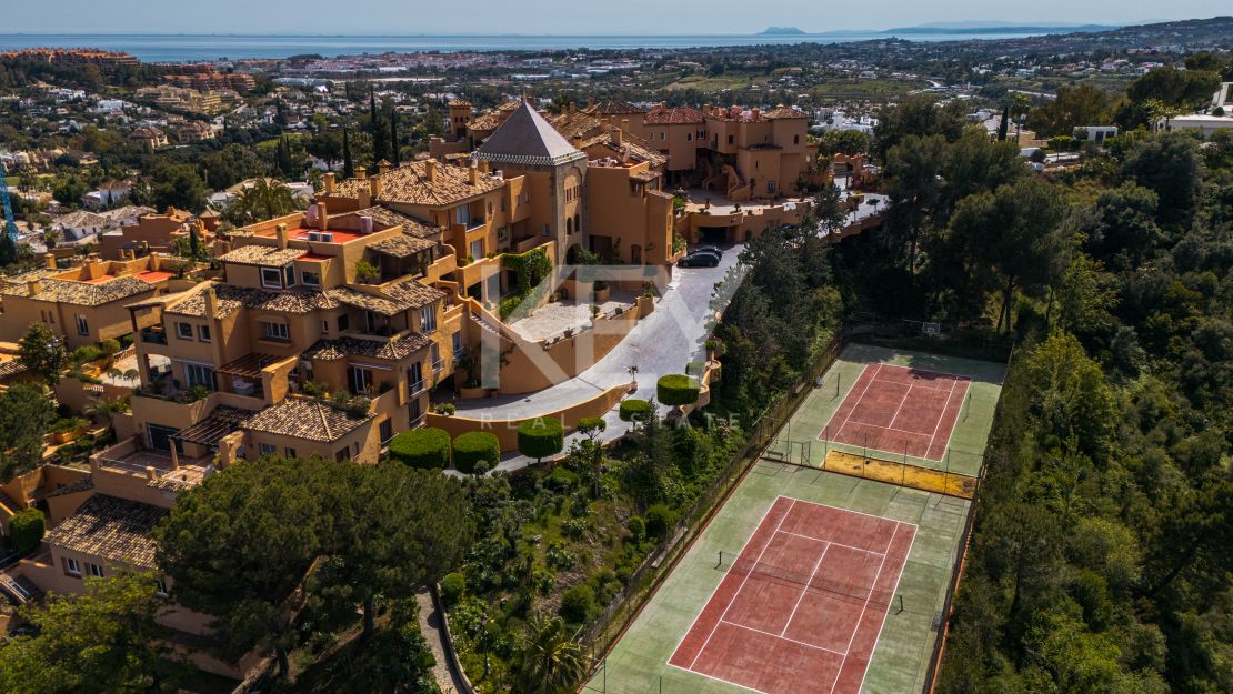 Элегантные апартаменты с четырьмя спальнями и панорамным видом на море в Ла Серкилья, Нуэва Андалусия