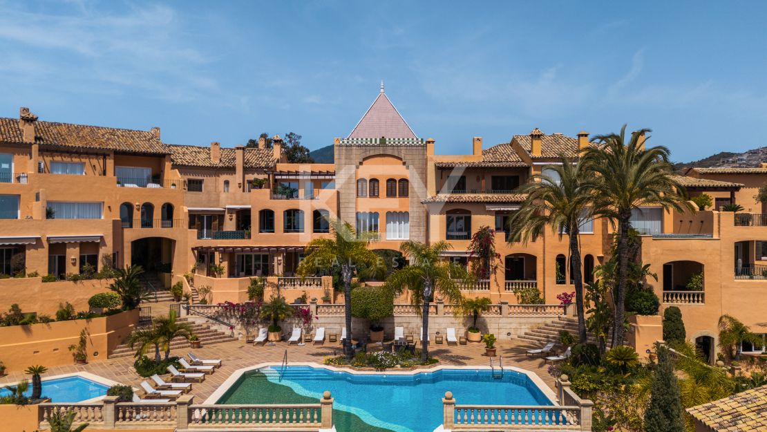 Элегантные апартаменты с четырьмя спальнями и панорамным видом на море в Ла Серкилья, Нуэва Андалусия