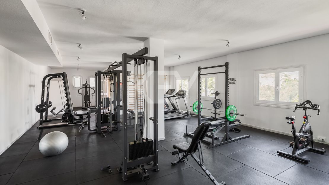 Элегантные апартаменты с четырьмя спальнями и панорамным видом на море в Ла Серкилья, Нуэва Андалусия