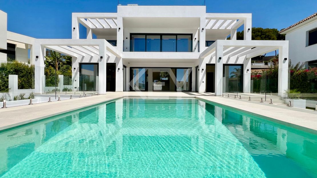 Contemporary beachside villa with sea views and smart design in Elviria, Marbella East