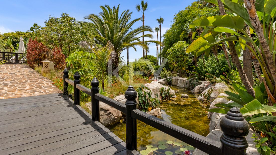 Apartamento en primera línea de playa con vistas al mar y comodidades de lujo en Laguna de Banús, Puerto Banús