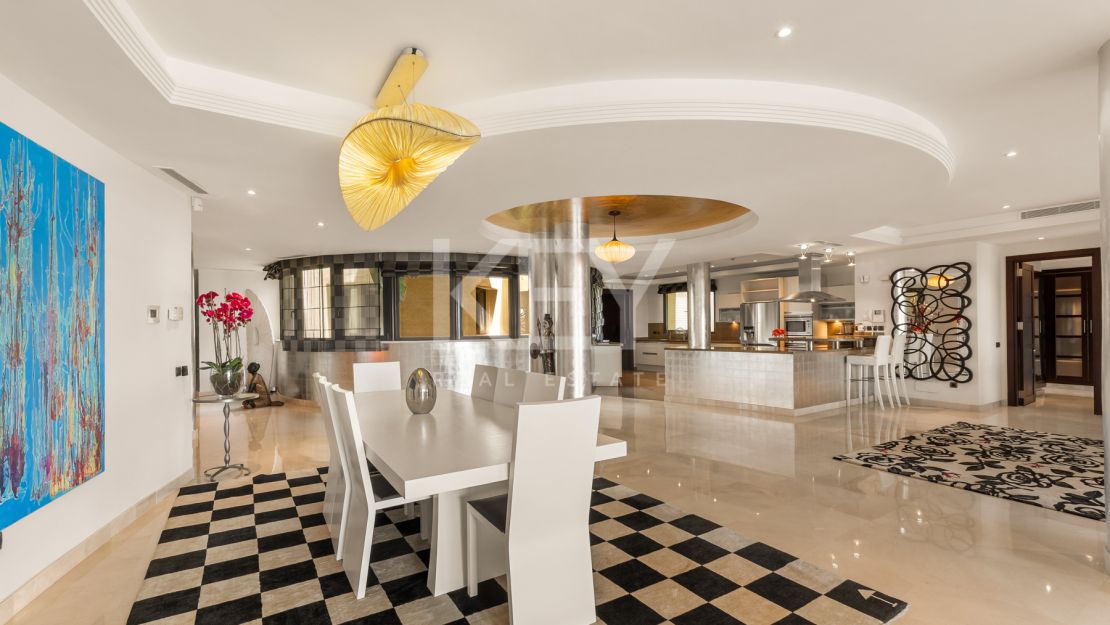 Apartamento en primera línea de playa con vistas al mar y comodidades de lujo en Laguna de Banús, Puerto Banús