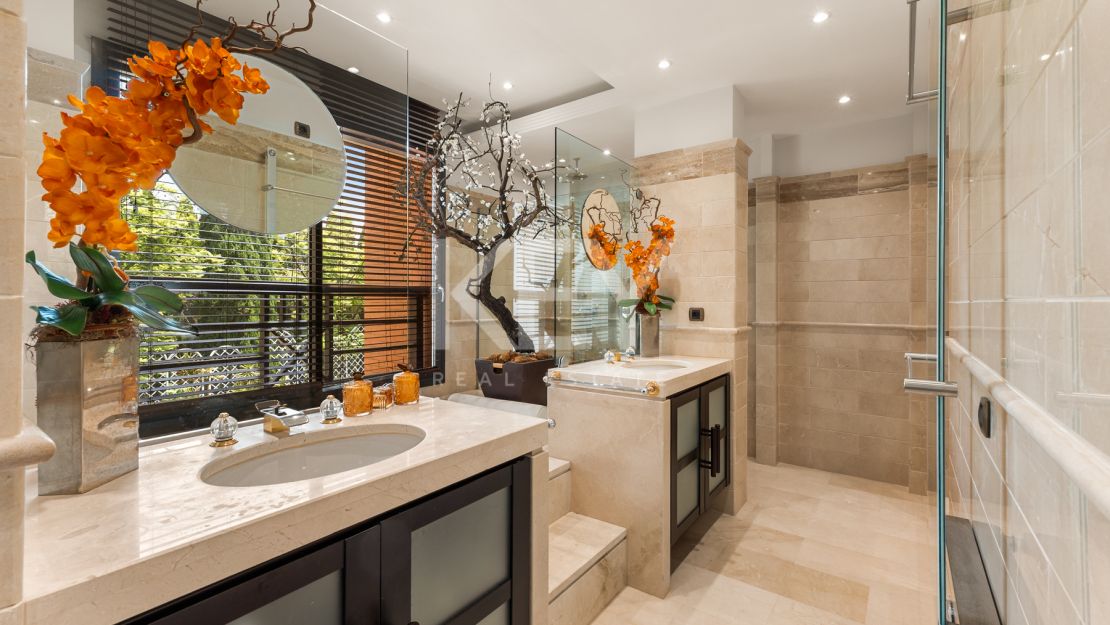 Apartamento en primera línea de playa con vistas al mar y comodidades de lujo en Laguna de Banús, Puerto Banús