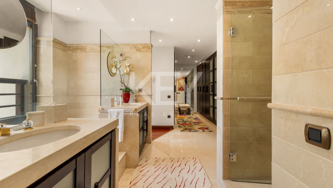 Apartamento en primera línea de playa con vistas al mar y comodidades de lujo en Laguna de Banús, Puerto Banús