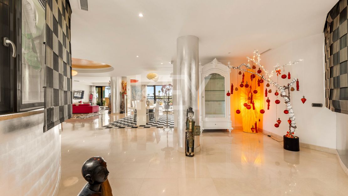 Apartamento en primera línea de playa con vistas al mar y comodidades de lujo en Laguna de Banús, Puerto Banús