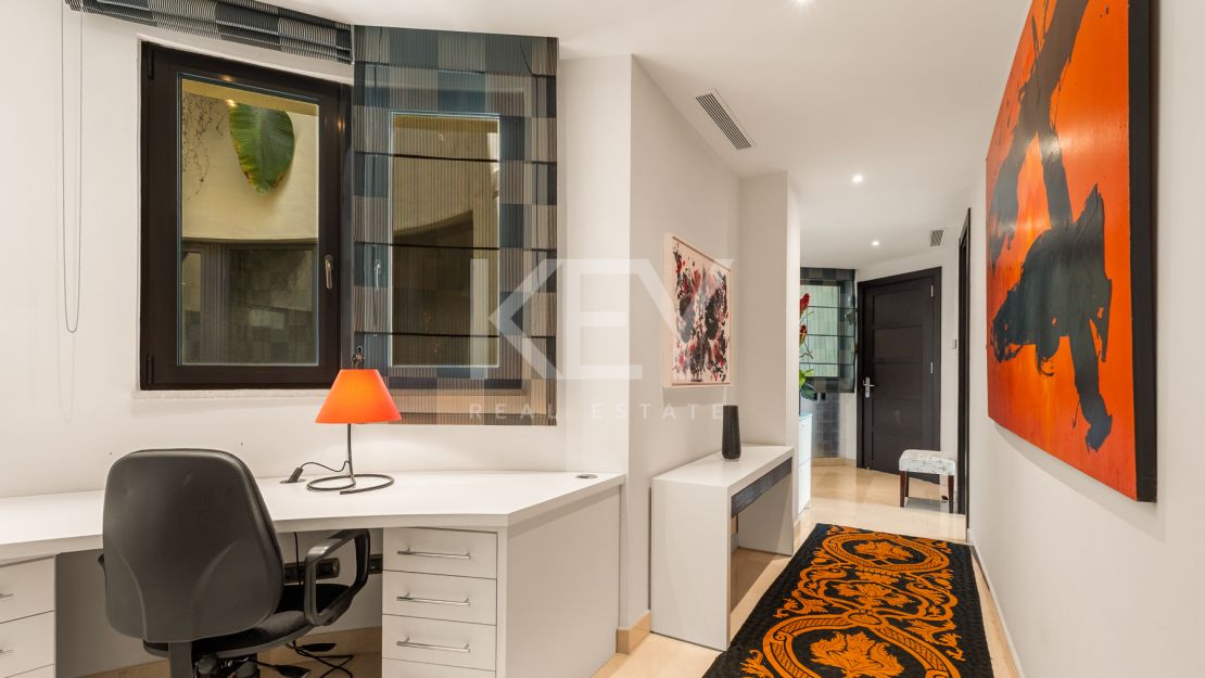 Apartamento en primera línea de playa con vistas al mar y comodidades de lujo en Laguna de Banús, Puerto Banús