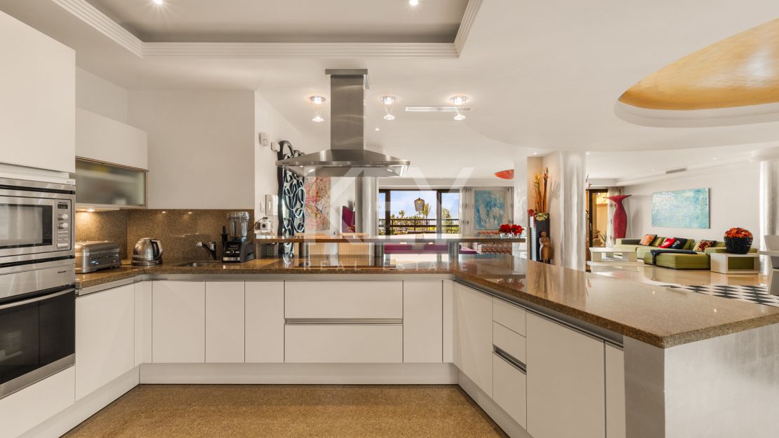 Apartamento en primera línea de playa con vistas al mar y comodidades de lujo en Laguna de Banús, Puerto Banús