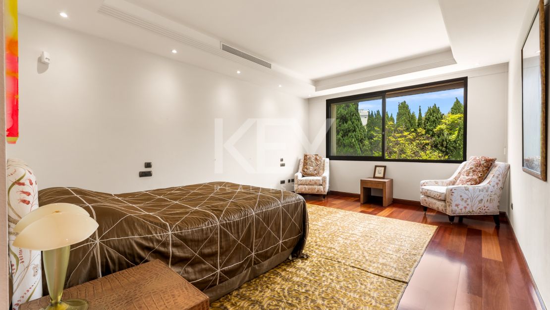 Apartamento en primera línea de playa con vistas al mar y comodidades de lujo en Laguna de Banús, Puerto Banús