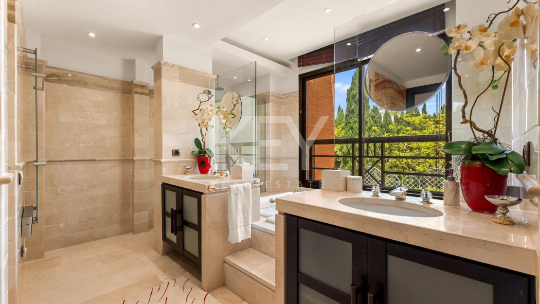 Apartamento en primera línea de playa con vistas al mar y comodidades de lujo en Laguna de Banús, Puerto Banús