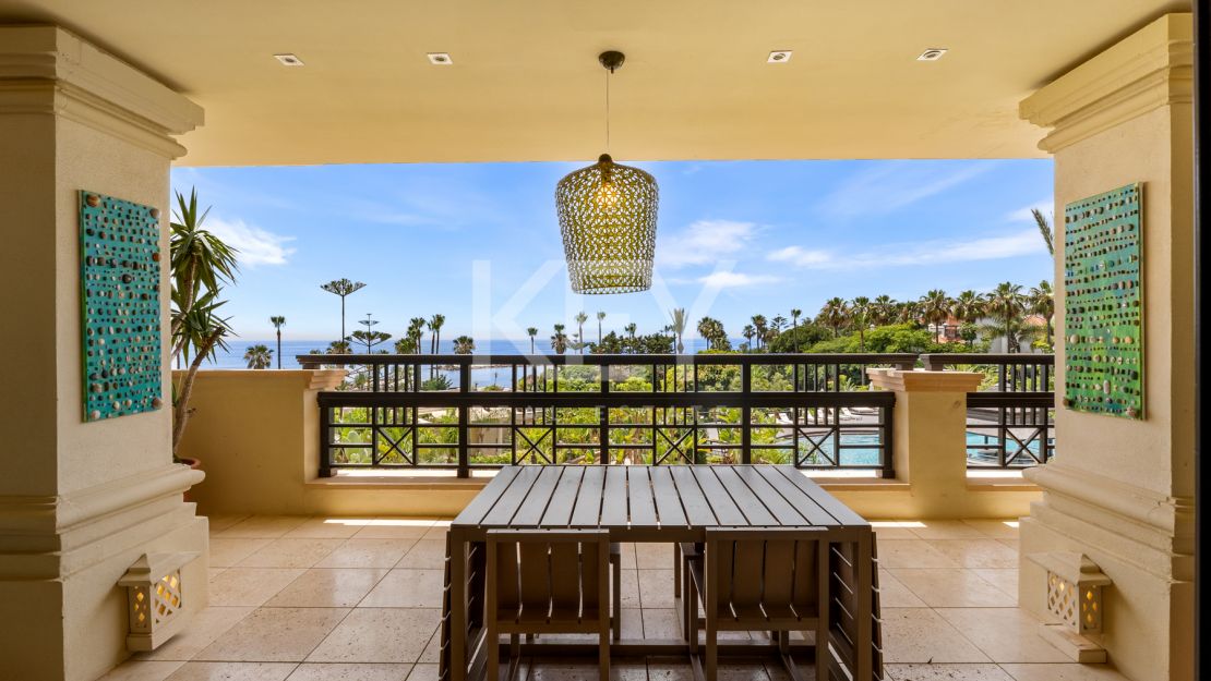 Apartamento en primera línea de playa con vistas al mar y comodidades de lujo en Laguna de Banús, Puerto Banús