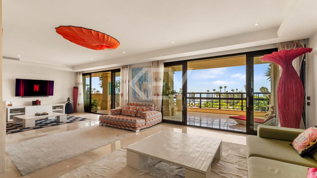 Apartamento en primera línea de playa con vistas al mar y comodidades de lujo en Laguna de Banús, Puerto Banús