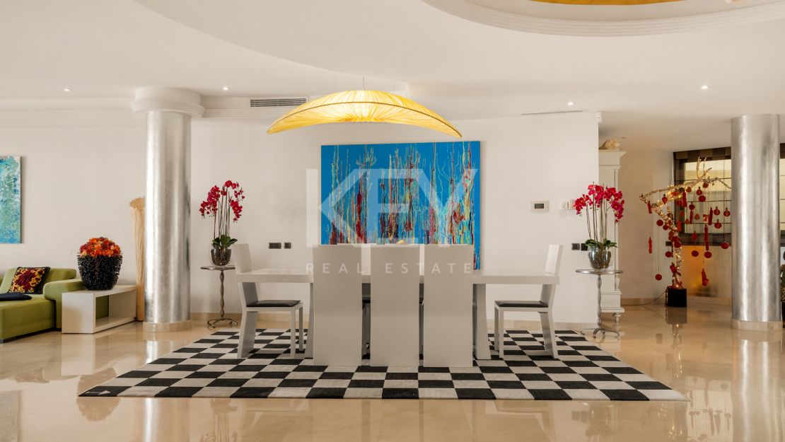 Apartamento en primera línea de playa con vistas al mar y comodidades de lujo en Laguna de Banús, Puerto Banús