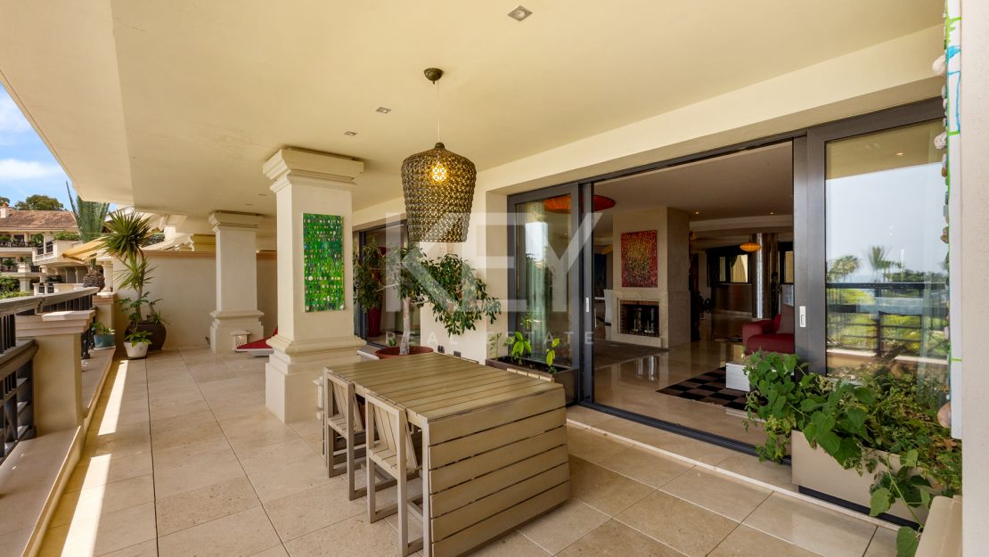 Apartamento en primera línea de playa con vistas al mar y comodidades de lujo en Laguna de Banús, Puerto Banús