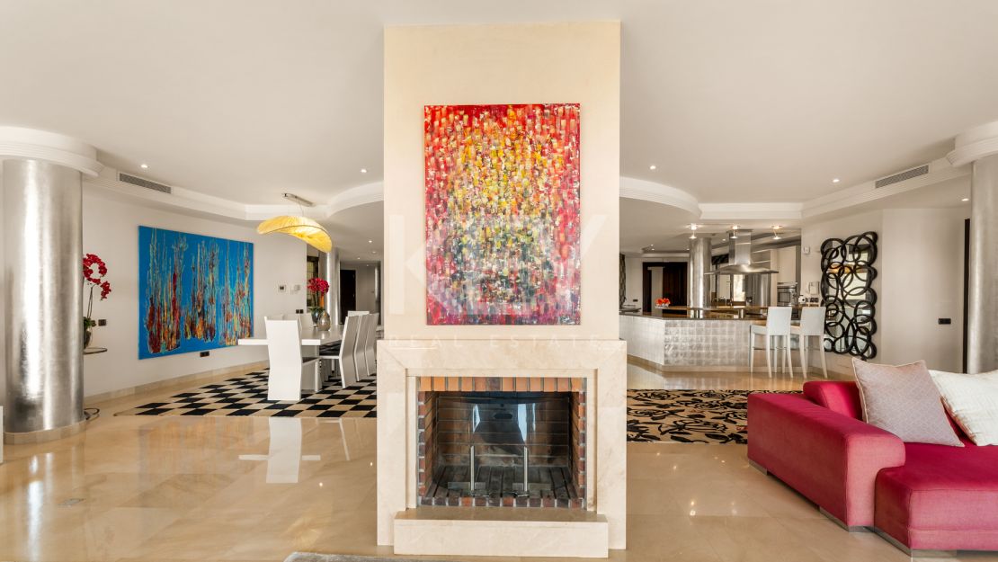 Apartamento en primera línea de playa con vistas al mar y comodidades de lujo en Laguna de Banús, Puerto Banús