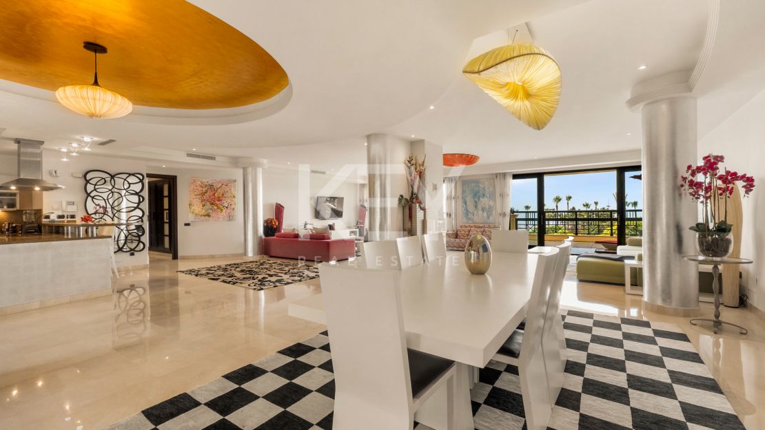 Apartamento en primera línea de playa con vistas al mar y comodidades de lujo en Laguna de Banús, Puerto Banús