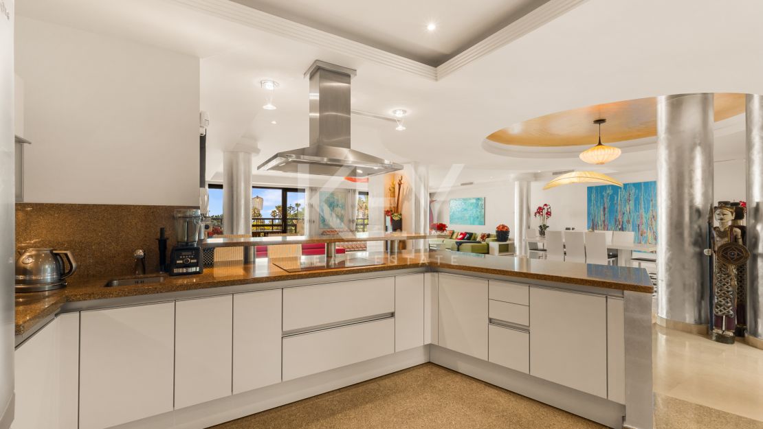 Apartamento en primera línea de playa con vistas al mar y comodidades de lujo en Laguna de Banús, Puerto Banús