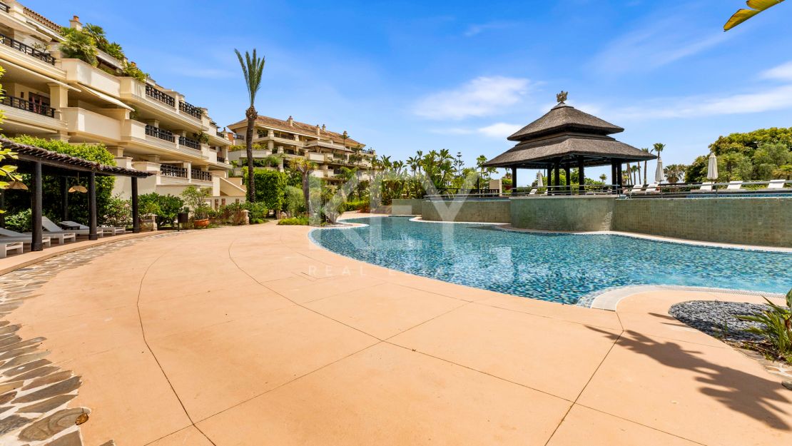 Apartamento en primera línea de playa con vistas al mar y comodidades de lujo en Laguna de Banús, Puerto Banús