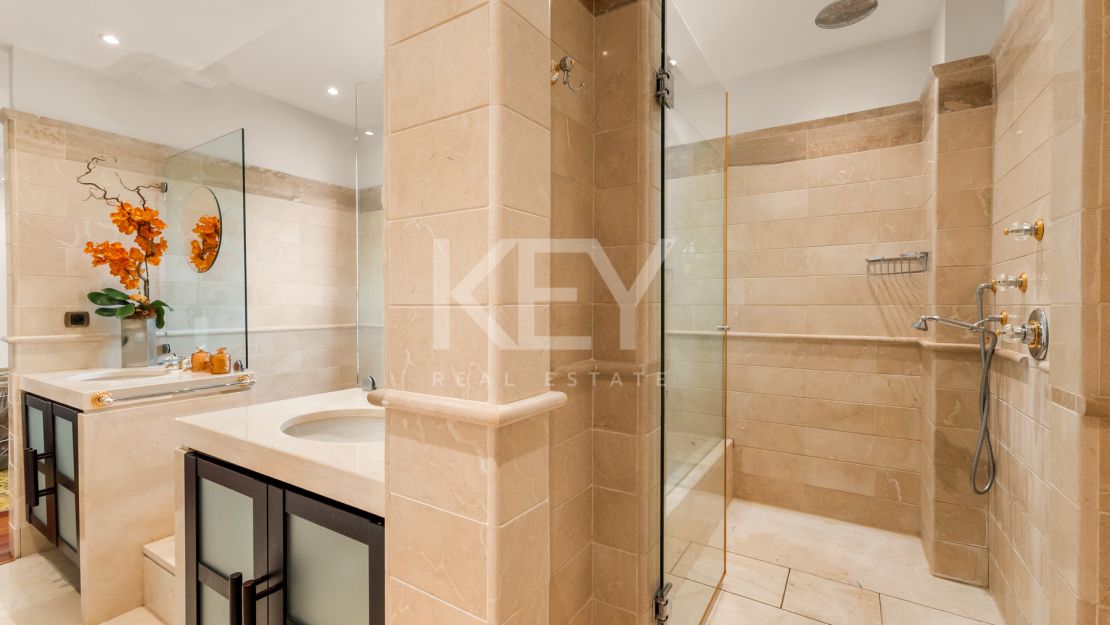 Apartamento en primera línea de playa con vistas al mar y comodidades de lujo en Laguna de Banús, Puerto Banús